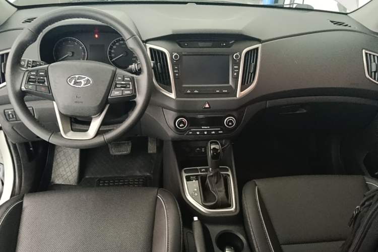 Used Hyundai ix25 2015 1.6L Automatic Two-Wheel-Drive Deluxe DLX Model Center Console