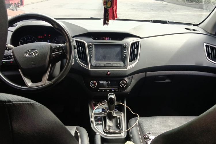 Used Hyundai ix25 2015 1.6L Automatic Two-Wheel-Drive Deluxe DLX Model Center Console