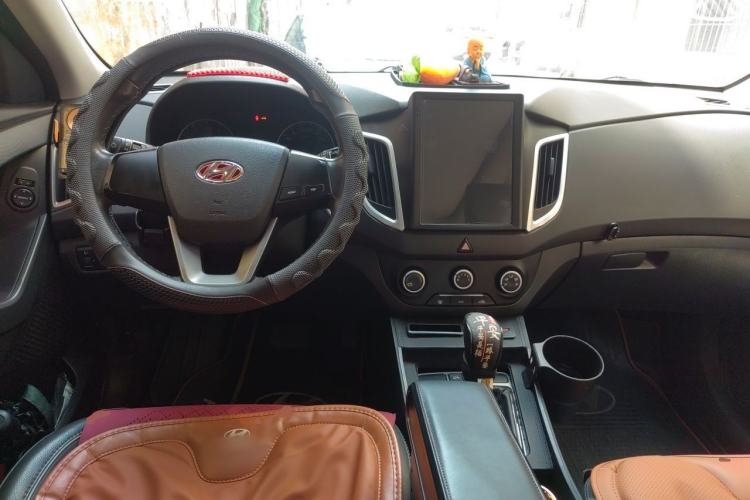 Used Hyundai ix25 2015 1.6L Automatic Two-Wheel Drive Smart GLS Trim Center Console