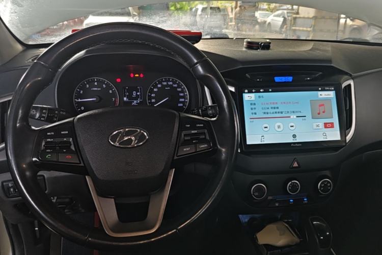 Used Hyundai ix25 2015 1.6L Automatic Two-Wheel Drive Smart GLS Trim Center Console
