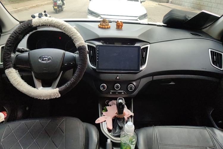 Used Hyundai ix25 2015 1.6L Automatic Two-Wheel Drive Smart GLS Trim Center Console