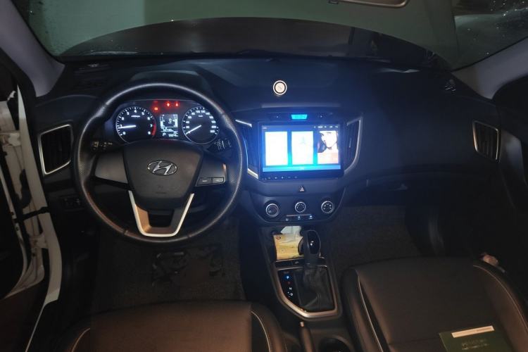 Used Hyundai ix25 2015 1.6L Automatic Two-Wheel Drive Smart GLS Trim Center Console