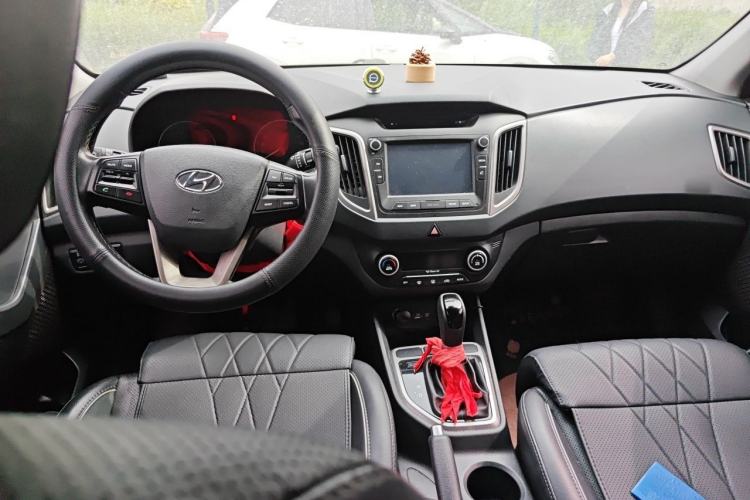 Used Hyundai ix25 2015 1.6L Automatic Two-Wheel-Drive Deluxe DLX Model Center Console