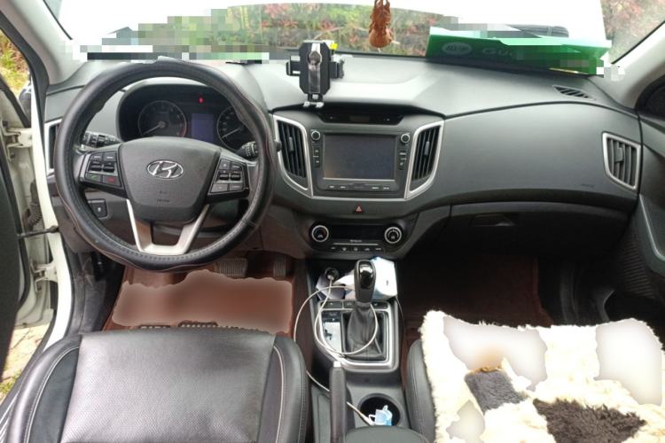 Used Hyundai ix25 2015 2.0L Automatic 4x4 Deluxe DLX Center Console