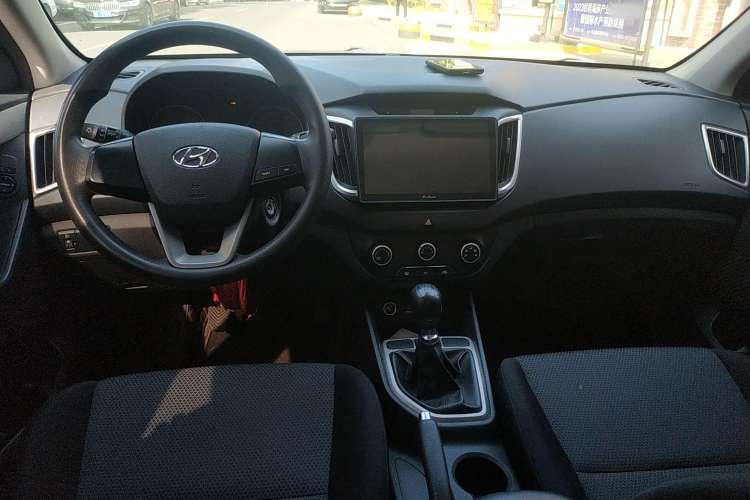 Used Hyundai ix25 2015 1.6L Manual Two-Wheel Drive Fashionable GS Model Center Console