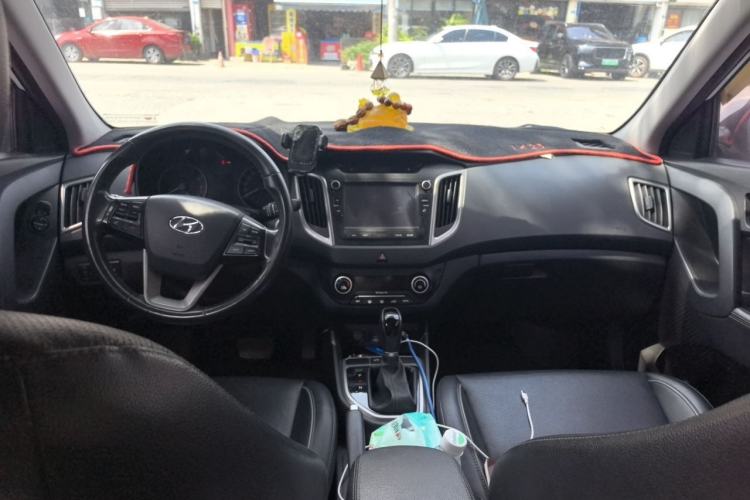 Used Hyundai ix25 2015 1.6L Automatic Two-Wheel-Drive Deluxe DLX Model Center Console