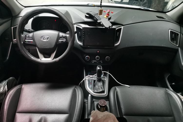 Used Hyundai ix25 2015 1.6L Automatic Two-Wheel Drive Smart GLS Trim Center Console