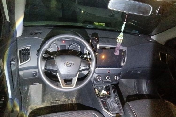 Used Hyundai ix25 2015 1.6L Automatic Two-Wheel Drive Smart GLS Trim Center Console