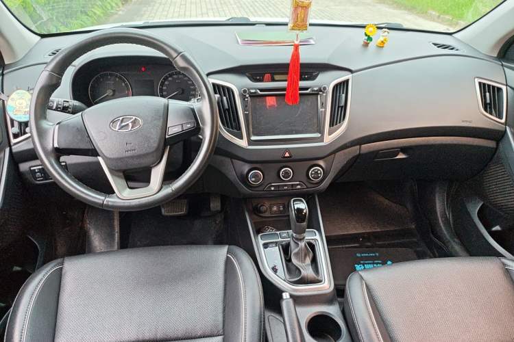 Used Hyundai ix25 2015 1.6L Automatic Two-Wheel Drive Smart GLS Trim Center Console