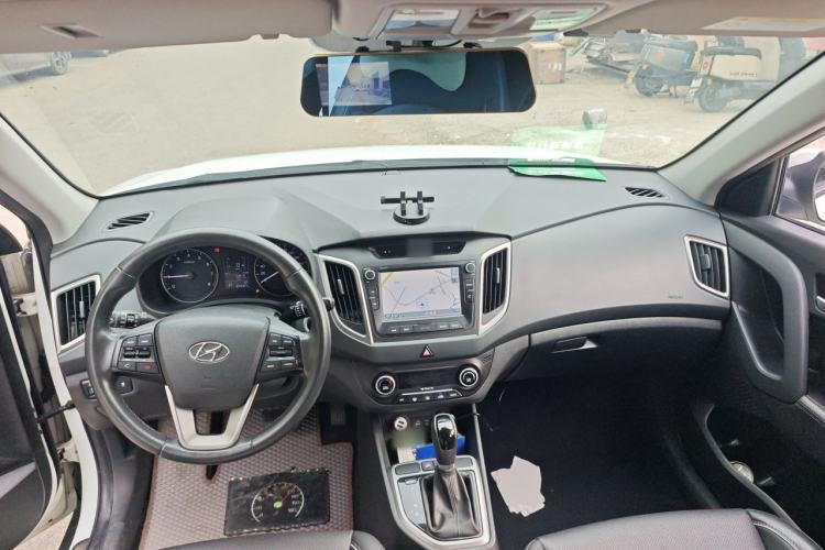 Used Hyundai ix25 2015 1.6L Automatic Two-Wheel-Drive Deluxe DLX Model Center Console