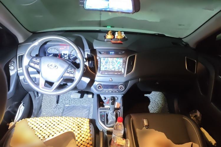 Used Hyundai ix25 2015 1.6L Automatic Two-Wheel-Drive Deluxe DLX Model Center Console