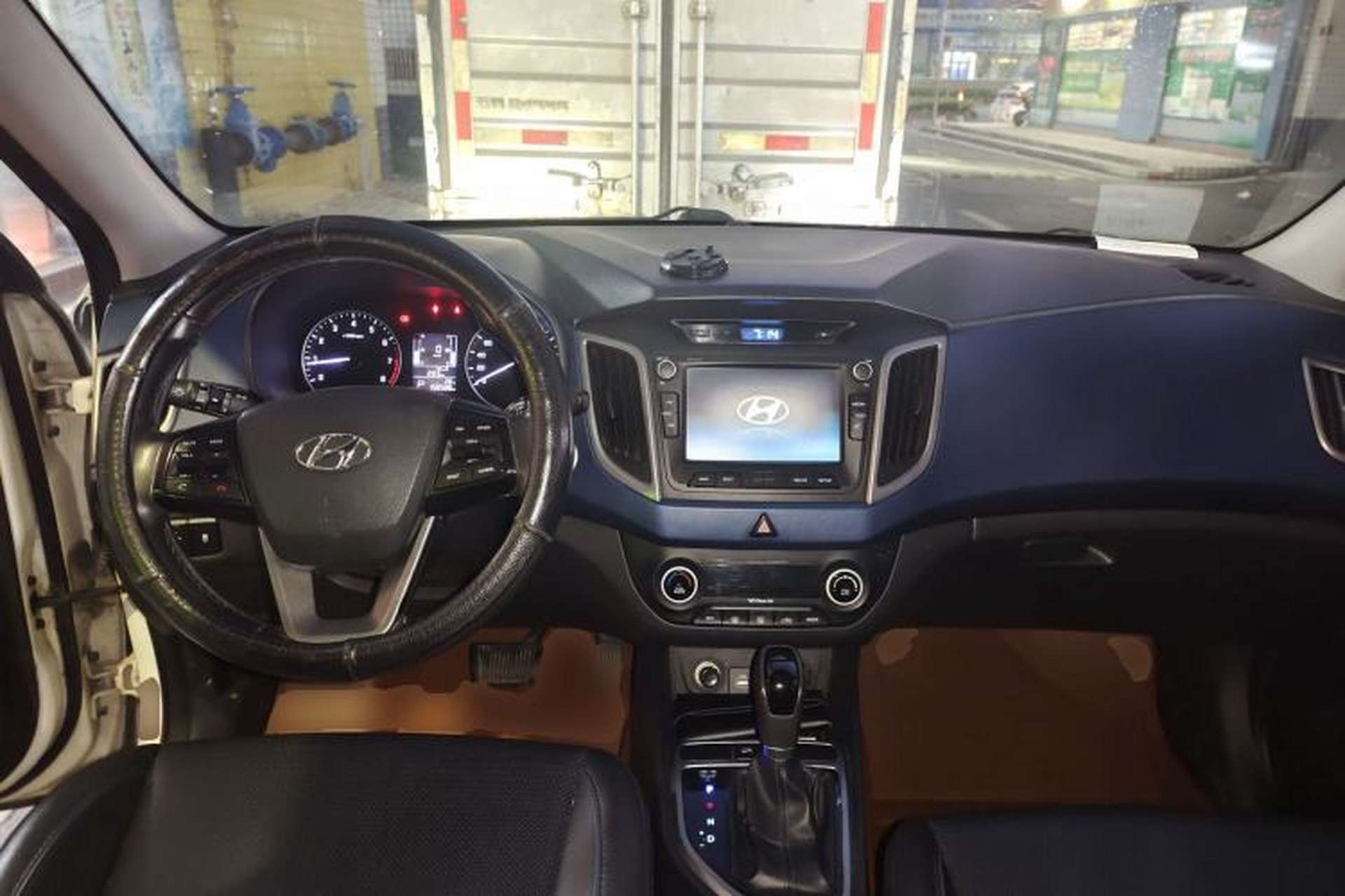 Used Hyundai ix25 2015 1.6L Automatic Two-Wheel-Drive Deluxe DLX Model Center Console