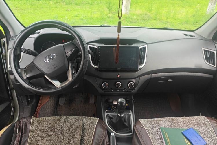 Used Hyundai ix25 2015 1.6L Manual Two-Wheel Drive Fashionable GS Model Center Console