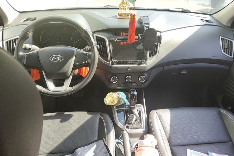 Used Hyundai ix25 2015 1.6L Automatic Two-Wheel Drive Smart GLS Trim Center Console