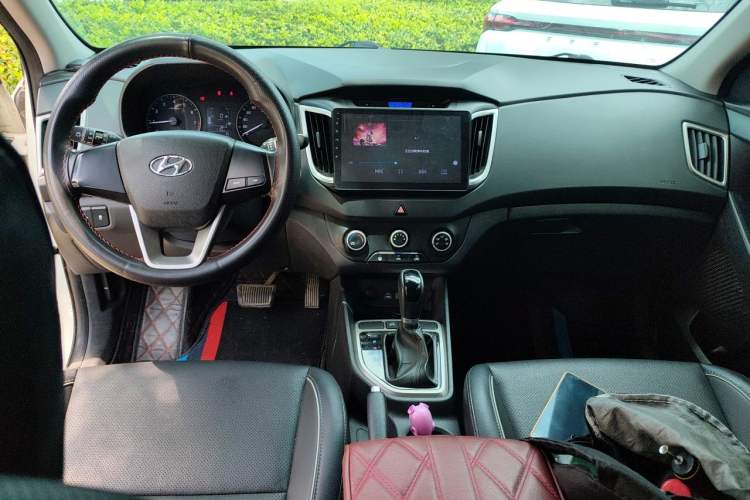 Used Hyundai ix25 2015 1.6L Automatic Two-Wheel Drive Smart GLS Trim Center Console