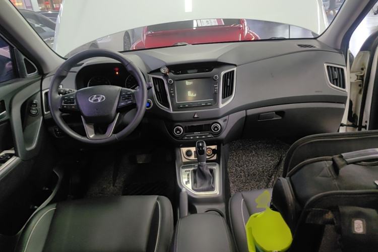 Used Hyundai ix25 2015 1.6L Automatic Two-Wheel-Drive Deluxe DLX Model Center Console