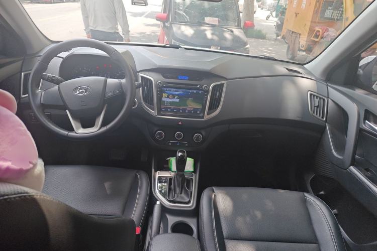 Used Hyundai ix25 2015 1.6L Automatic Two-Wheel Drive Smart GLS Trim Center Console