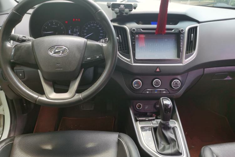 Used Hyundai ix25 2015 1.6L Automatic Two-Wheel Drive Smart GLS Trim Center Console