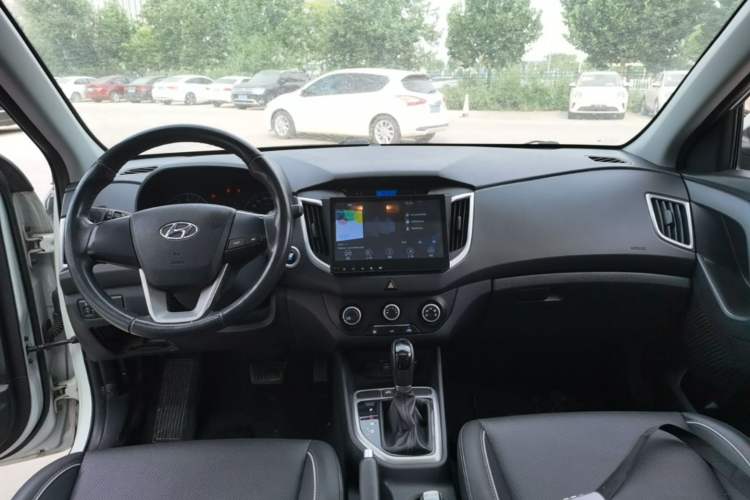 Used Hyundai ix25 2015 1.6L Automatic Two-Wheel Drive Smart GLS Trim Center Console
