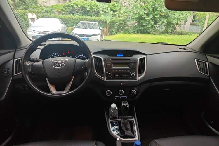 Used Hyundai ix25 2015 1.6L Automatic Two-Wheel Drive Smart GLS Trim Center Console