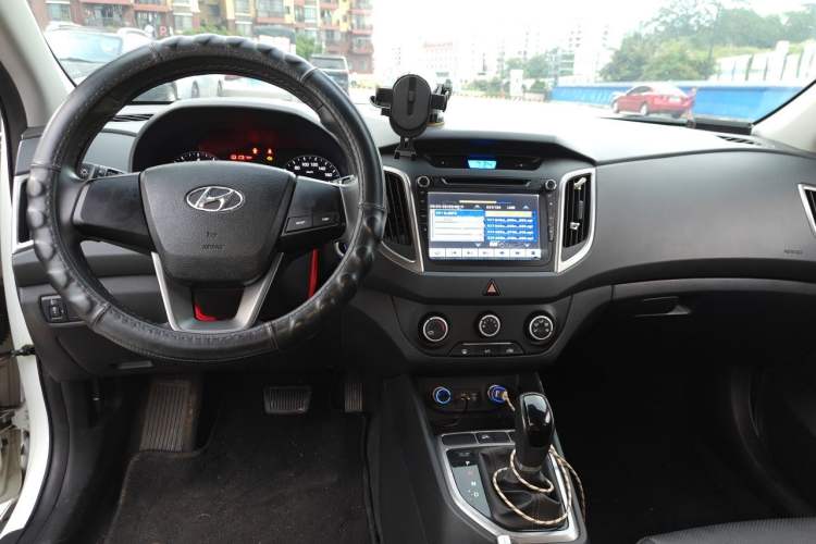 Used Hyundai ix25 2015 1.6L Automatic Two-Wheel-Drive Deluxe DLX Model Center Console