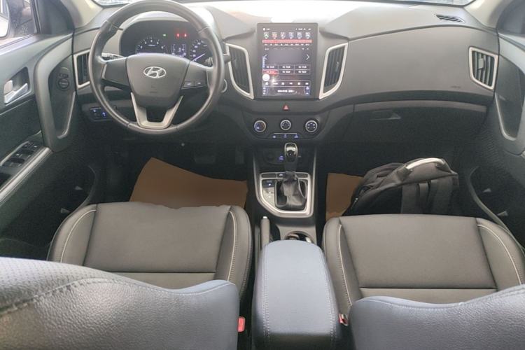 Used Hyundai ix25 2015 1.6L Automatic Two-Wheel Drive Smart GLS Trim Center Console