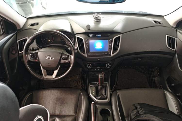 Used Hyundai ix25 2015 1.6L Automatic Two-Wheel-Drive Deluxe DLX Model Center Console