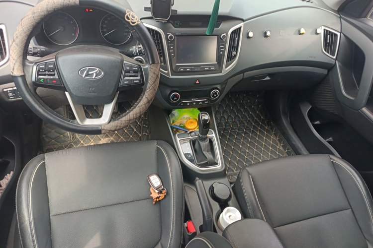Used Hyundai ix25 2015 1.6L Automatic Two-Wheel-Drive Deluxe DLX Model Center Console