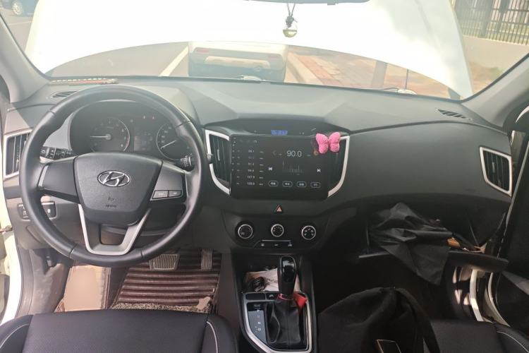 Used Hyundai ix25 2015 1.6L Automatic Two-Wheel Drive Smart GLS Trim Center Console