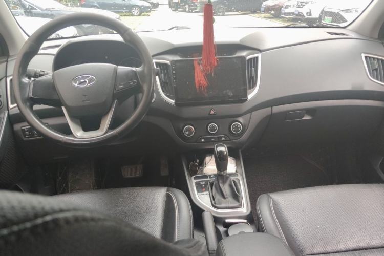Used Hyundai ix25 2015 1.6L Automatic Two-Wheel Drive Smart GLS Trim Center Console