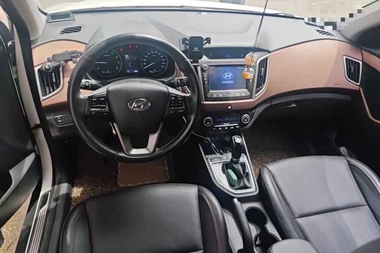 Used Hyundai ix25 2015 2.0L Automatic 4x4 Deluxe DLX Center Console