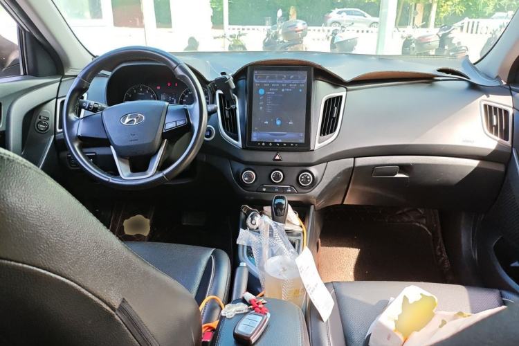 Used Hyundai ix25 2015 1.6L Automatic Two-Wheel Drive Smart GLS Trim Center Console