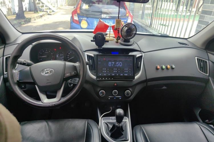 Used Hyundai ix25 2015 1.6L Manual Two-Wheel Drive Fashionable GS Model Center Console
