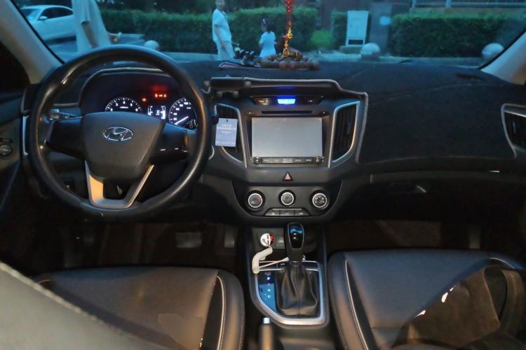 Used Hyundai ix25 2015 1.6L Automatic Two-Wheel Drive Smart GLS Trim Center Console