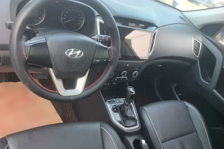 Used Hyundai ix25 2015 1.6L Automatic Two-Wheel Drive Smart GLS Trim Center Console