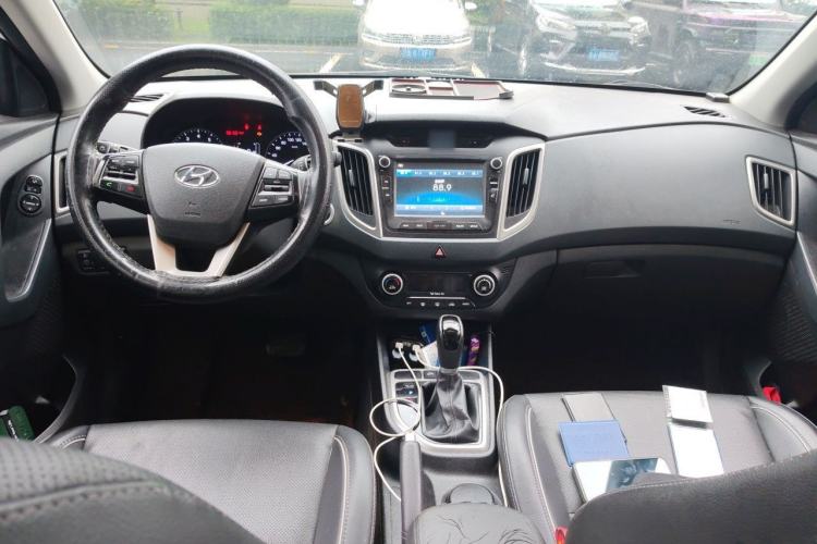 Used Hyundai ix25 2015 1.6L Automatic Two-Wheel-Drive Deluxe DLX Model Center Console