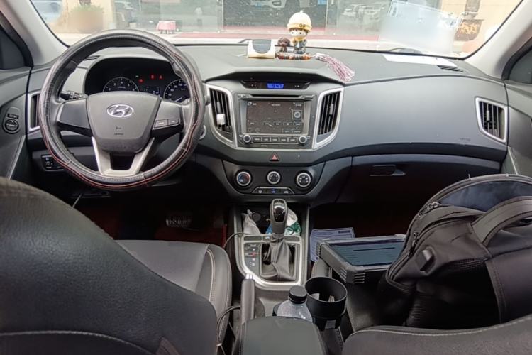 Used Hyundai ix25 2015 1.6L Automatic Two-Wheel Drive Smart GLS Trim Center Console
