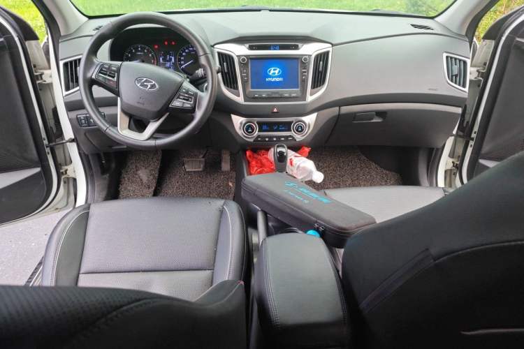 Used Hyundai ix25 2015 1.6L Automatic Two-Wheel-Drive Deluxe DLX Model Center Console