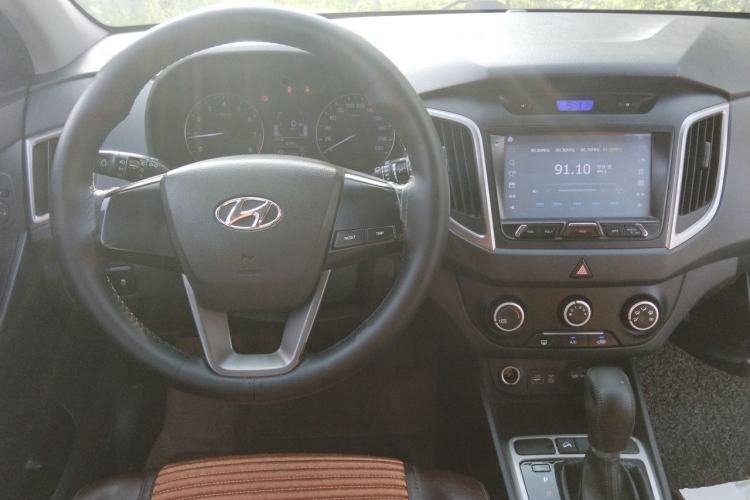 Used Hyundai ix25 2015 1.6L Automatic Two-Wheel Drive Smart GLS Trim Center Console