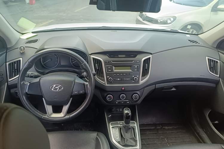 Used Hyundai ix25 2015 1.6L Automatic Two-Wheel Drive Smart GLS Trim Center Console