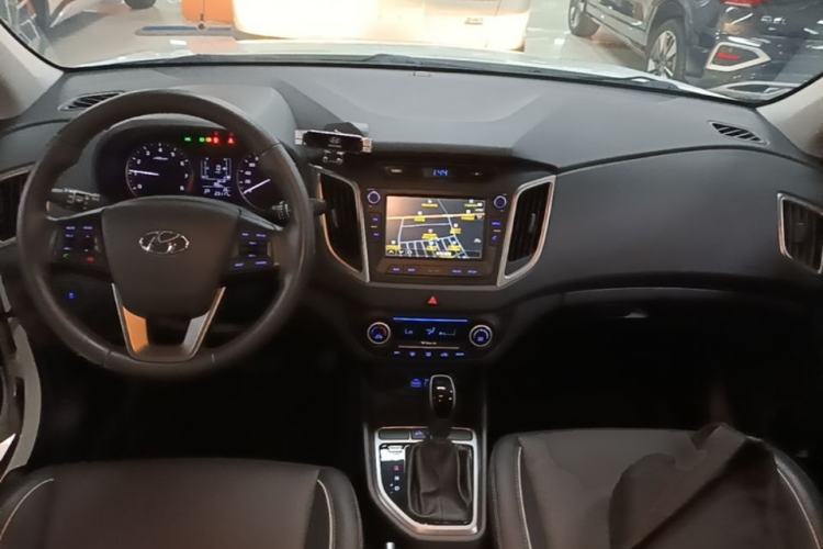 Used Hyundai ix25 2015 1.6L Automatic Two-Wheel-Drive Deluxe DLX Model Center Console