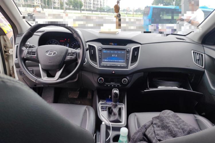 Used Hyundai ix25 2015 1.6L Automatic Two-Wheel-Drive Deluxe DLX Model Center Console