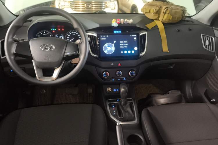 Used Hyundai ix25 2015 1.6L Automatic Two-Wheel Drive Fashionable GS Model Center Console