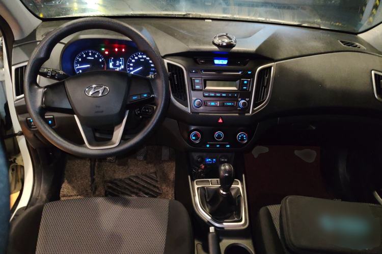 Used Hyundai ix25 2015 1.6L Manual Two-Wheel Drive Fashionable GS Model Center Console