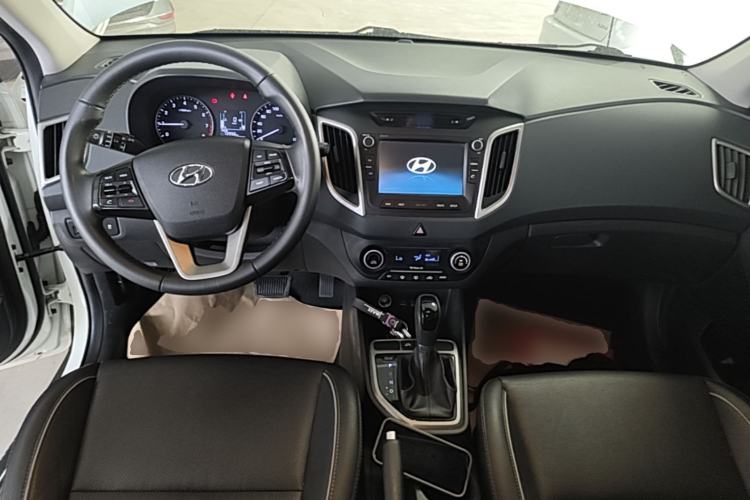 Used Hyundai ix25 2015 1.6L Automatic Two-Wheel-Drive Deluxe DLX Model Center Console