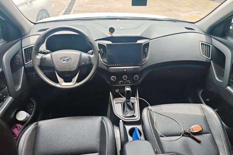 Used Hyundai ix25 2015 1.6L Automatic Two-Wheel Drive Smart GLS Trim Center Console