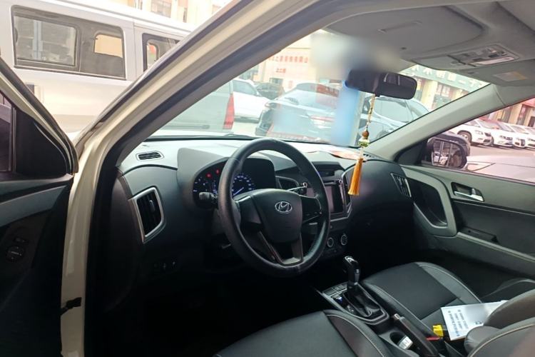 Used Hyundai ix25 2015 1.6L Automatic Two-Wheel Drive Smart GLS Trim Center Console
