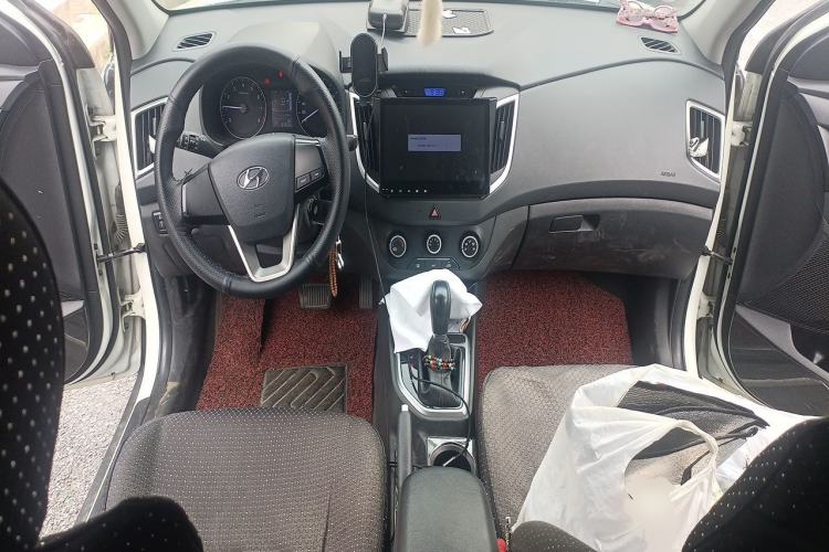 Used Hyundai ix25 2015 1.6L Automatic Two-Wheel Drive Fashionable GS Model Center Console