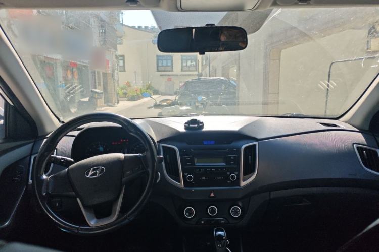 Used Hyundai ix25 2015 1.6L Automatic Two-Wheel Drive Smart GLS Trim Center Console