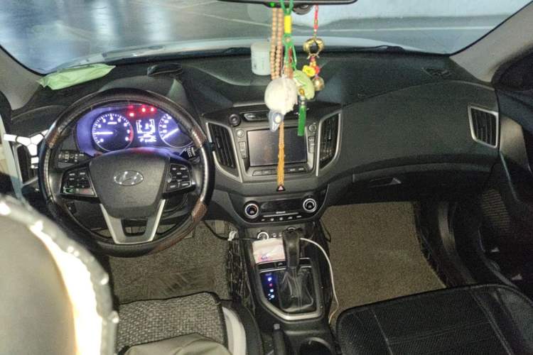 Used Hyundai ix25 2015 1.6L Automatic Two-Wheel-Drive Deluxe DLX Model Center Console